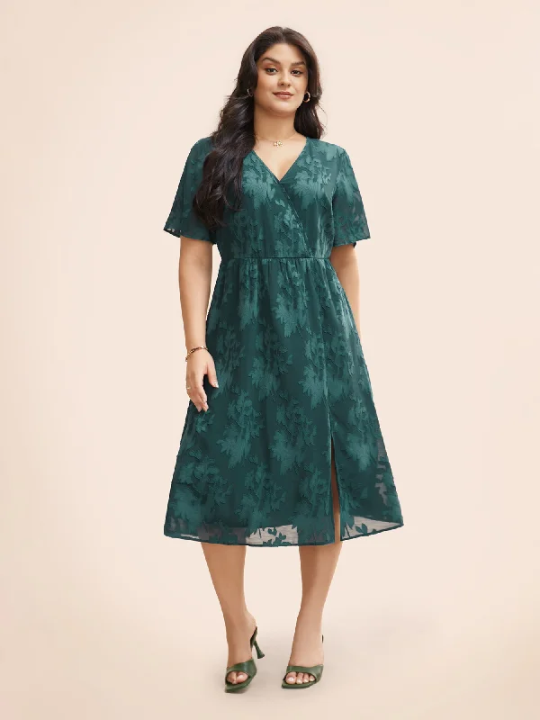 Plus size dresses for autumn days feel cozy -Plus size dresses with a structured fit for added confidence -Overlap Collar Jacquard Split Hem Dress