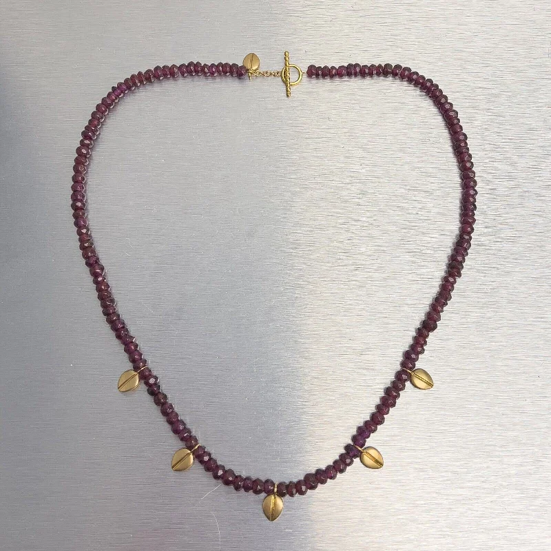 Stunning necklaces and pendants with chakra stones for healing and balance-Jane Bohan 14k Gold Merlot Brazilian Garnet Bead Leaf Necklace 18" RETIRED