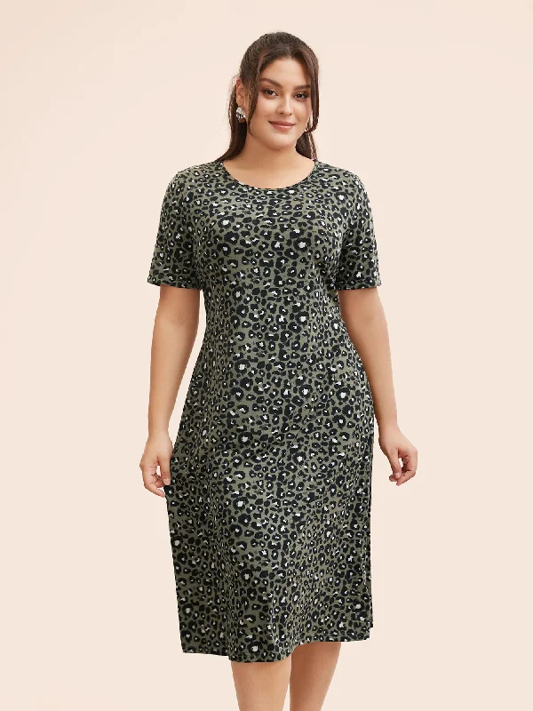 Classic plus size dresses in black suit everything -Plus size dresses with satin finish for a luxurious look -Round Neck Leopard Print Midi Dress