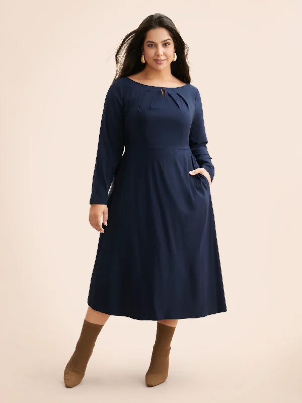 Plus size dresses with simple cuts stay timeless -Plus size dresses with geometric patterns for a modern look -Plain Keyhole Pleated Shirred Dress