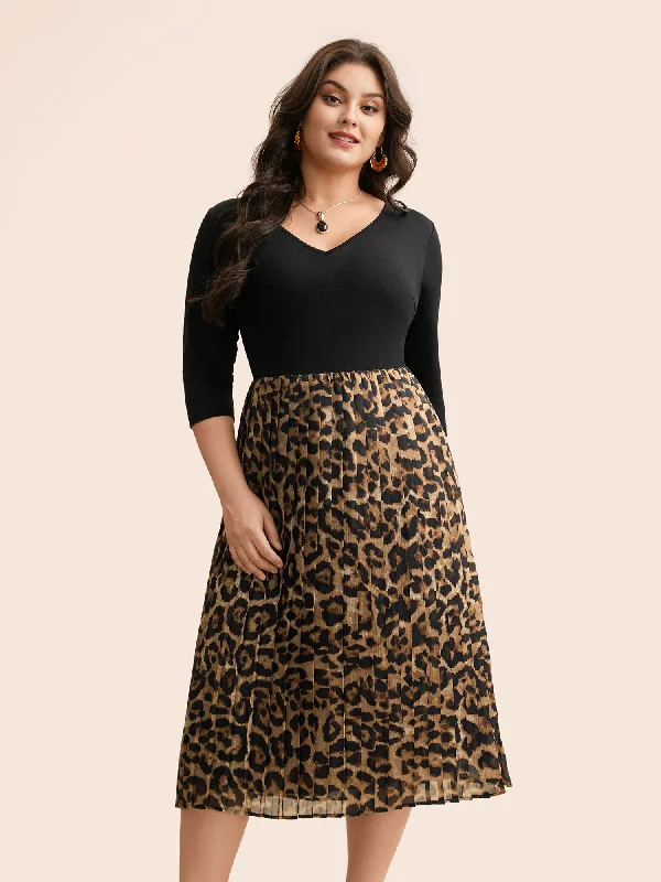 Plus size dresses featuring velvet textures feel plush -Affordable plus size dresses for everyday wear -V Neck Leopard Print Patchwork Dress