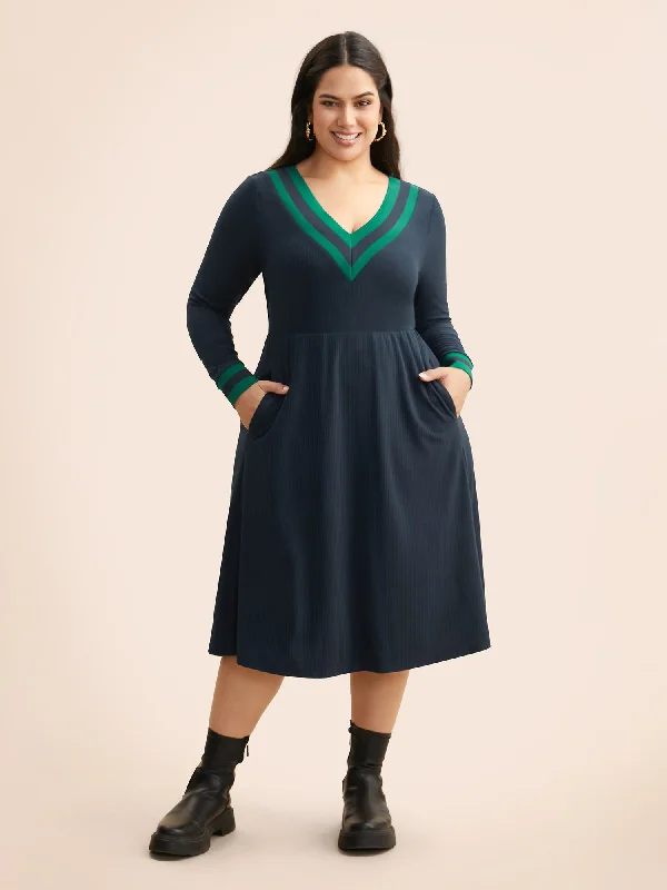 Plus size dresses with shiny threads reflect light -Plus size dresses with pockets for convenience -Contrast Trim Elastic Waist Pocket Dress