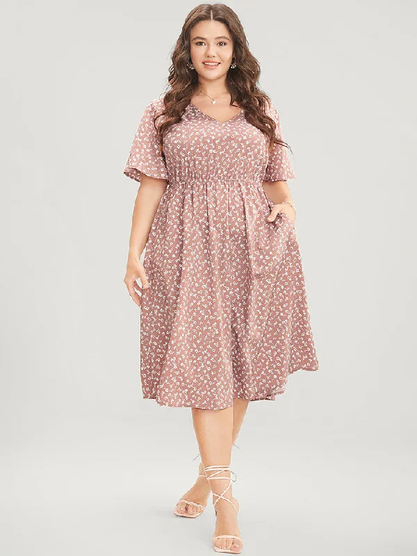 Plus size dresses with stretchy knits hug curves -Plus size dresses for outdoor events -Ditsy Floral Ruffles Pocket Elastic Waist V Neck Midi Dress