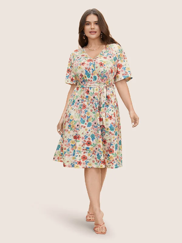 Plus size dresses with matte finishes stay subtle -Plus size dresses with a bow tie for a cute touch -Floral Overlap Collar Belted Pocket Dress