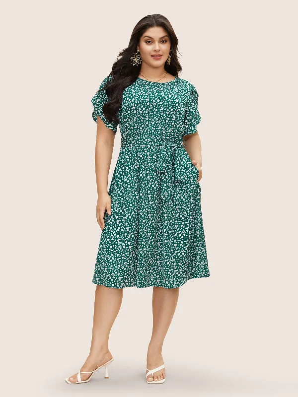 Plus size dresses with elastic waists stretch easily -Plus size dresses for outdoor events -Tulip Sleeved Round Neck Midi Dress